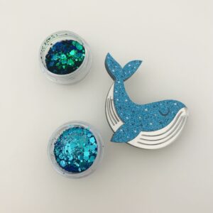 Découvrez notre broche baleine pailletée en acrylique