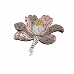 Découvrez notre broche fleur rose en acrylique, miroir et paillettes