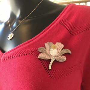 Découvrez notre broche fleur rose en acrylique, miroir et paillettes