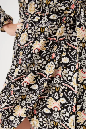 Jeune femme portant notre robe imprimé fleurs