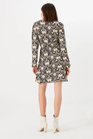 Jeune femme portant notre robe imprimé fleurs