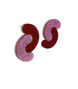 Découvrez nos boucles d'oreilles géométrique en forme de vagues rouge et roses pailletées