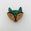 Découvrez notre broche renard noire en bois, résinée et pailletée