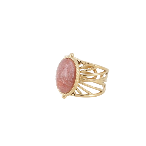 Découvrez notre bague acier dorée ornée d'une quartz fraise facettée