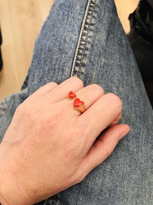 Alternative view of Bague acier coeurs rouges