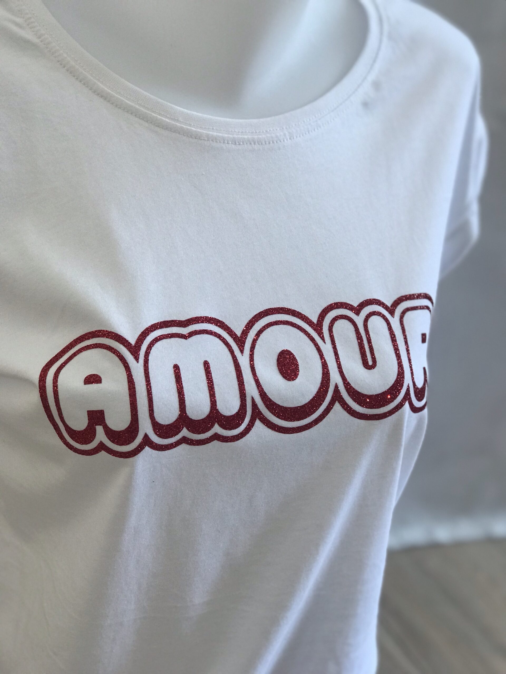 Découvrez notre t-shirt amour rouge pailleté