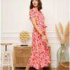 Découvrez notre robe longue à fleurs rouges sur fond rose