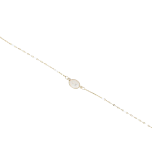 Découvrez notre bracelet en agate blanche monté sur sa chaîne en acier doré