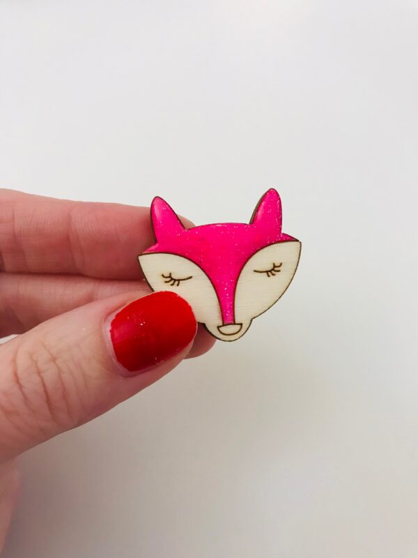 Craquez pour la broche renard rose en bois faite main !