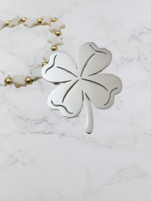 La broche trèfle quatre feuilles argent est bien plus qu'un simple accessoire ; elle incarne une sophistication intemporelle et un symbolisme profond.