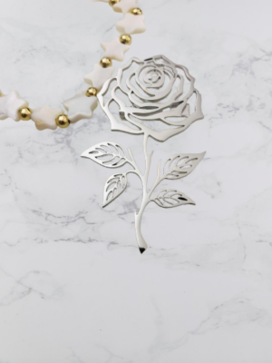 Ajoutez une touche de romantisme et de sophistication à votre look avec cette magnifique broche rose argent en acier inoxydable.