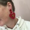 Découvrez les boucles d'oreilles pendantes cœur rouge pour femmes