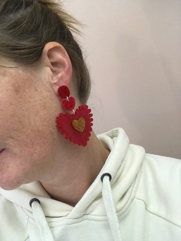 Découvrez les boucles d'oreilles pendantes cœur rouge pour femmes