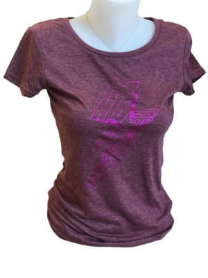 Découvrez notre t-shirt éclair fushia pailleté, personnalisable, fait main dans notre atelier