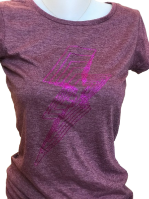 Découvrez notre t-shirt éclair fushia pailleté, personnalisable, fait main dans notre atelier
