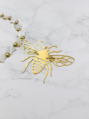 Embellissez votre tenue avec la broche abeille dorée en acier inoxydable, une pièce élégante et significative inspirée par l'un des symboles les plus anciens de la nature : l'abeille.