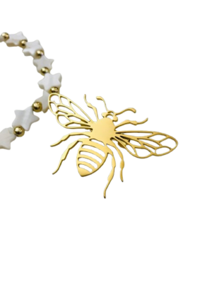 Embellissez votre tenue avec la broche abeille dorée en acier inoxydable, une pièce élégante et significative inspirée par l'un des symboles les plus anciens de la nature : l'abeille.