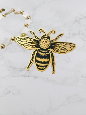 Ajoutez une touche de sophistication à votre tenue avec la broche abeille noire et dorée, un accessoire unique