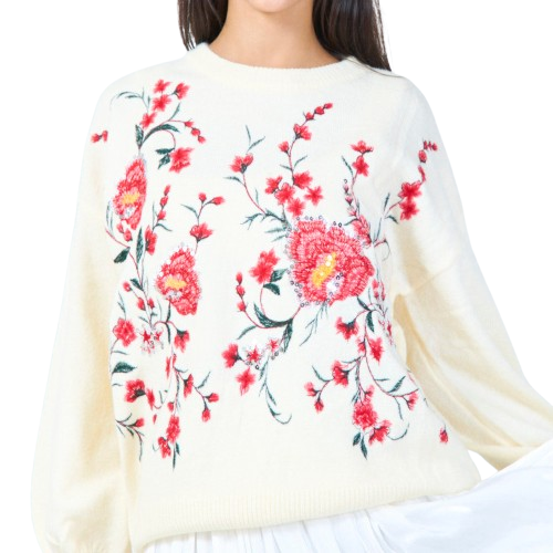 Ajoutez une touche de romantisme à votre garde-robe avec ce magnifique pull brodé floral.