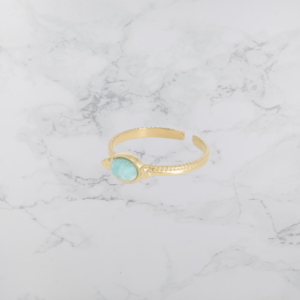 Découvrez la bague ovale en pierre amazonite - élégance naturelle et raffinement authentique en acier doré pour femme