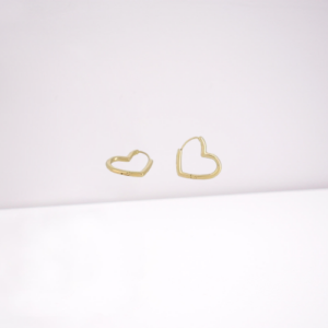 Ajoute une touche d’élégance discrète à ton quotidien avec les créoles coeurs en acier doré, des boucles d’oreilles intemporelles en forme de cœur qui allient finesse et robustesse.