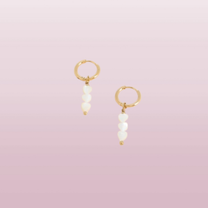 Apportez une touche d'élégance et de douceur à vos tenues avec nos créoles 3 perles coeurs nacrés au design raffiné.