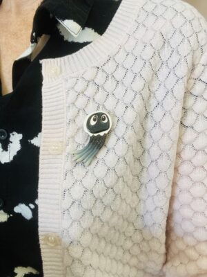 Découvrez notre broche méduse noir pailletée !