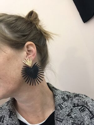 Alternative view of Boucles d'oreilles plumes dorées et noires