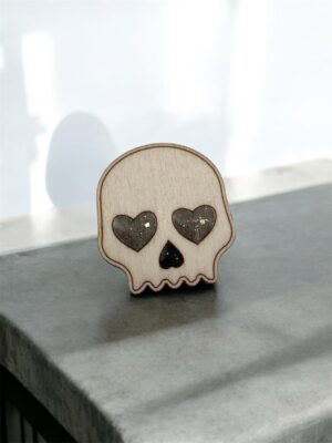 Broche tête de mort cœurs gris