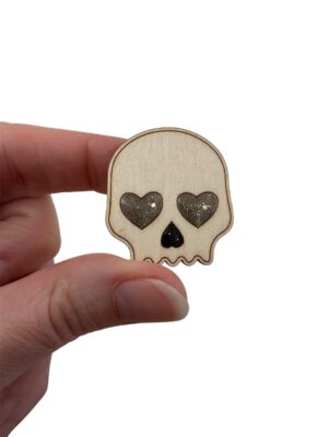 Alternative view of Broche tête de mort cœurs gris
