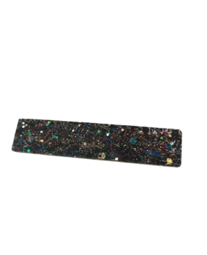 Ajoutez une touche de brillance à vos coiffures avec notre magnifique barrette en résine pailletée noire. Cet accessoire pour cheveux est à la fois chic et original.