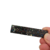 Ajoutez une touche de brillance à vos coiffures avec notre magnifique barrette en résine pailletée noire. Cet accessoire pour cheveux est à la fois chic et original