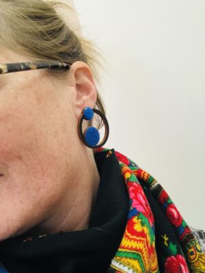 Boucles d'oreilles géométriques en bois bleu pailleté – Éclat et originalité dans un design unique
