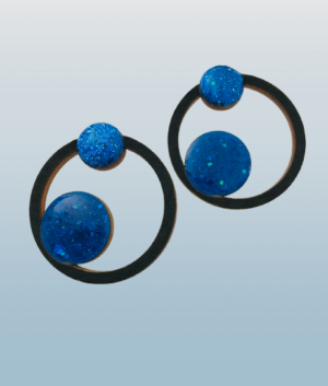 Boucles d'oreilles géométriques en bois bleu pailleté – Éclat et originalité dans un design unique