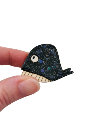 Laissez-vous charmer par notre broche baleine noire pailletée, une pièce artisanale originale qui raconte une véritable histoire de famille