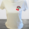 Ce t-shirt blanc wow et ses cerises est l'élément indispensable pour toutes celles et ceux qui aiment les vêtements simples mais uniques.