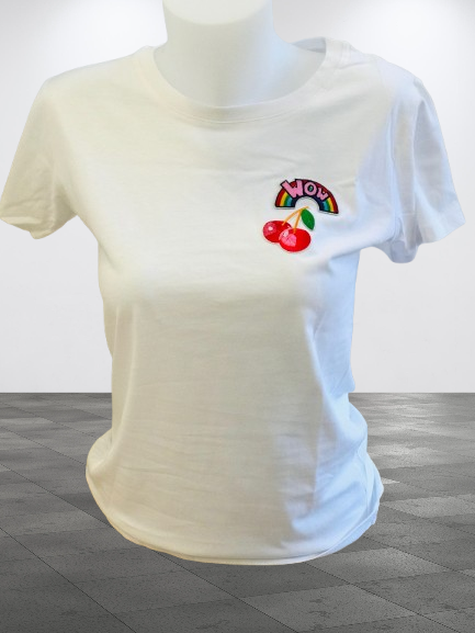 Ce t-shirt blanc wow et ses cerises est l'élément indispensable pour toutes celles et ceux qui aiment les vêtements simples mais uniques.