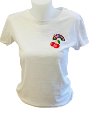 Ce t-shirt blanc wow et ses cerises est l'élément indispensable pour toutes celles et ceux qui aiment les vêtements simples mais uniques.