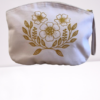 Apportez une touche de douceur et d'élégance à votre quotidien avec notre trousse de toilette rose pastel - motif floral doré pailleté.