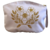 Apportez une touche de douceur et d'élégance à votre quotidien avec notre trousse de toilette rose pastel - motif floral doré pailleté.