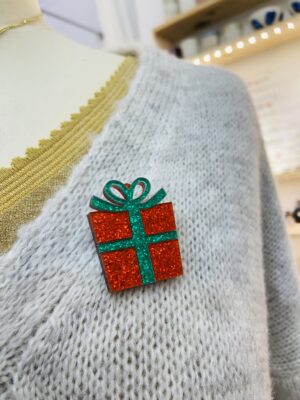 Alternative view of Broche paquet cadeau