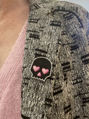 Broche tête de mort noire et rose