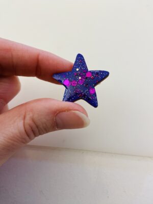 Alternative view of Broche étoile violette