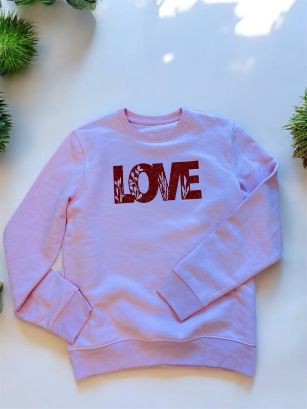 À la recherche d’un pull doux, tendance et rempli de good vibes ? Voici notre pull rose LOVE, une pièce unique imaginée et fabriquée dans notre atelier près de Nantes.