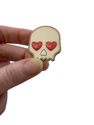 Alternative view of Broche tête de mort cœurs rouges