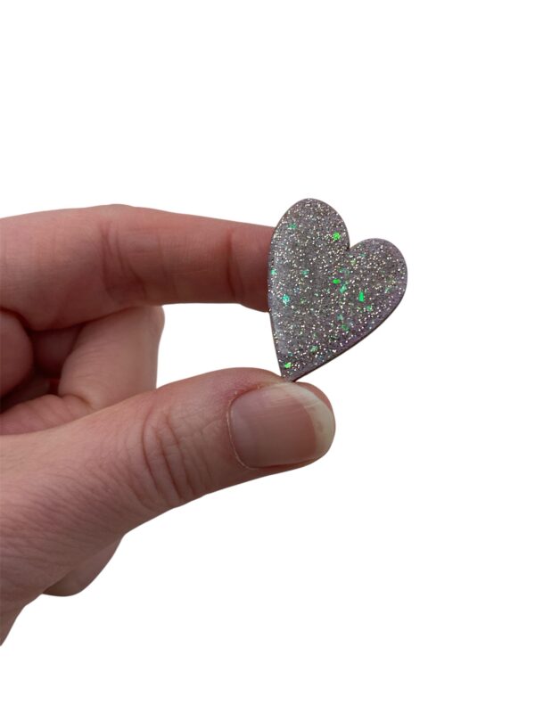 Broche coeur grise