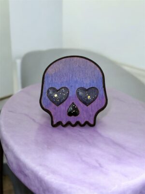 Broche tête de mort violette