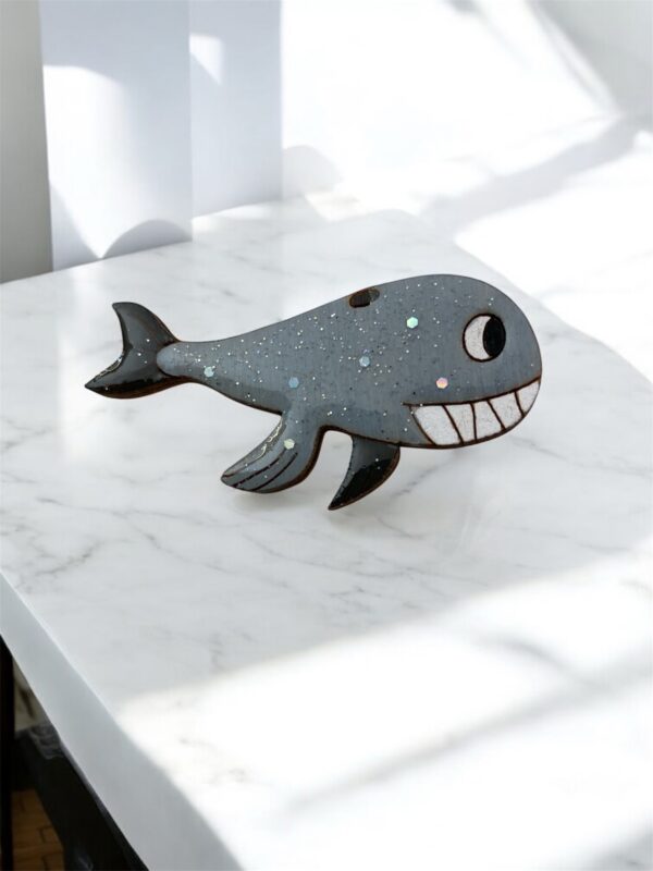 Broche baleine grise bicolore