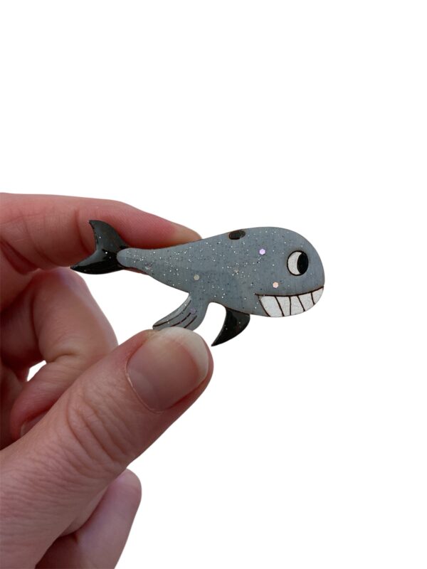 Broche baleine grise bicolore