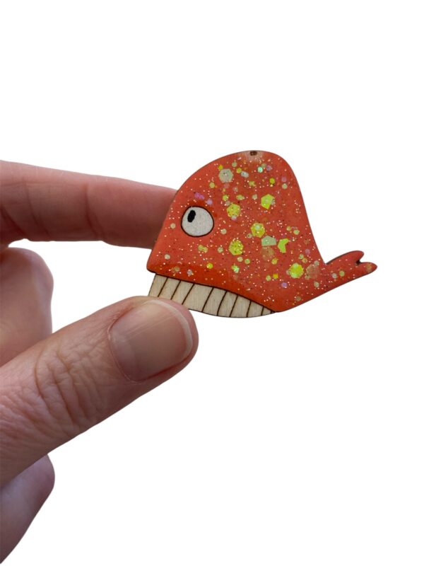Broche baleine orange pailletée